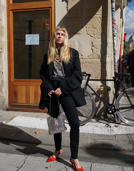 T-shirt Rebecca Ravenna, Blazer Vetements, jeans J Brand and bag Paco Rabanne 